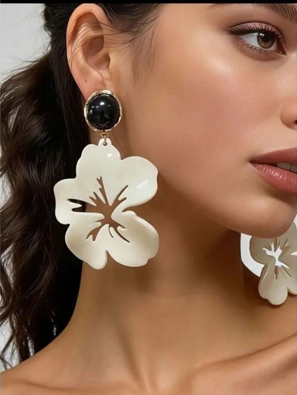 Elegant White Floral Drop Earrings with Black Accent - Women Jewelry R428